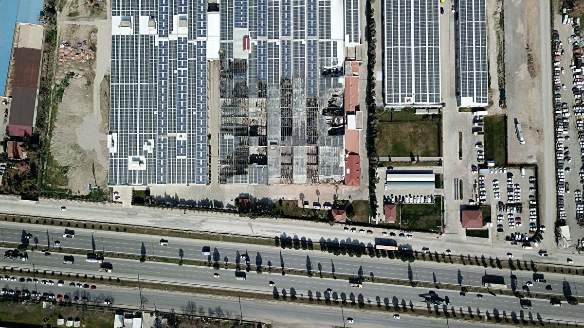 Tekstil üretiminde 90 metre uzunluğuna ulaşan çok hassas cihazların kullanıldığını ifade eden Kurtul, depremde makinelerinin de hasar gördüğünü ancak toparlanmaya başladıklarını belirtti.<br><br>Kurtul, ailelerinden birçok kişinin hayatını kaybettiğini, fabrikalarında da ağır hasar oluştuğunu anlattı.