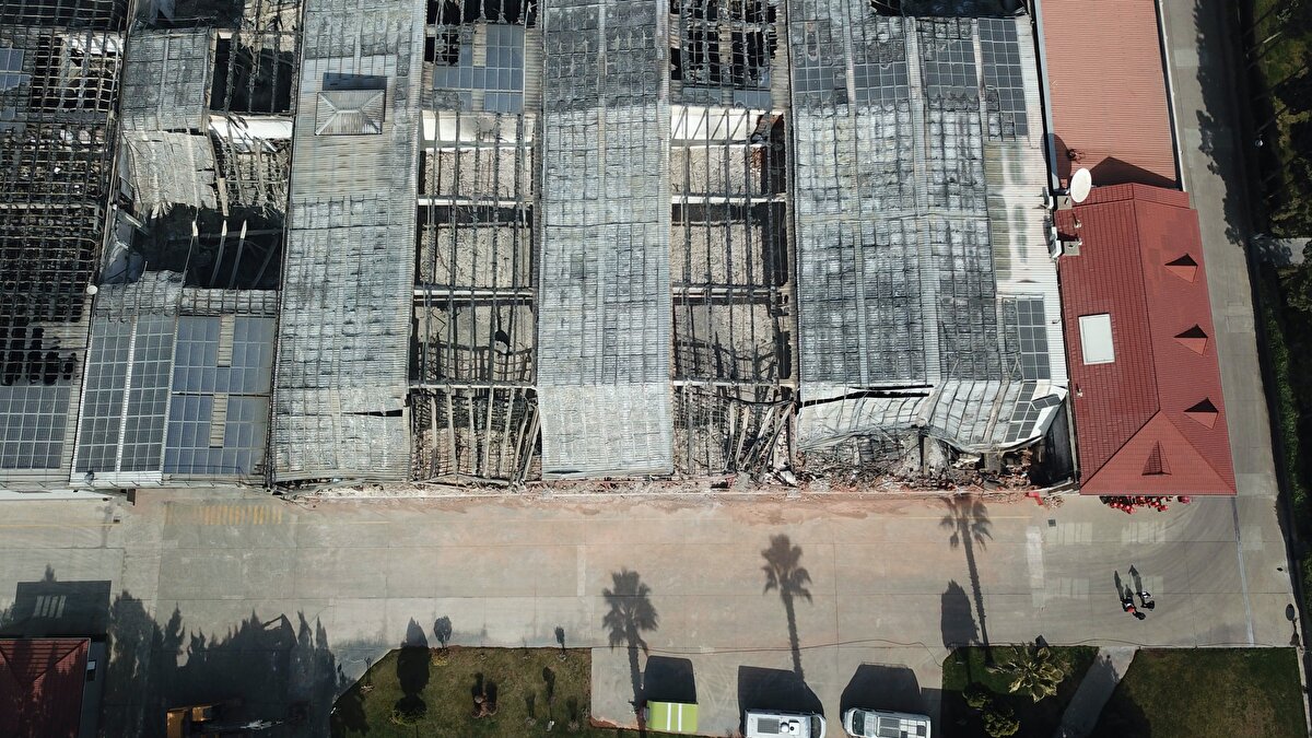 Genç Osman Mahallesi Recep Tayyip Erdoğan Bulvarı'ndaki İSKUR Tekstil Fabrikası'nda, Kahramanmaraş merkezli 6 Şubat'ta meydana gelen depremlerle sonrasında çıkan yangında ağır hasar oluştu.