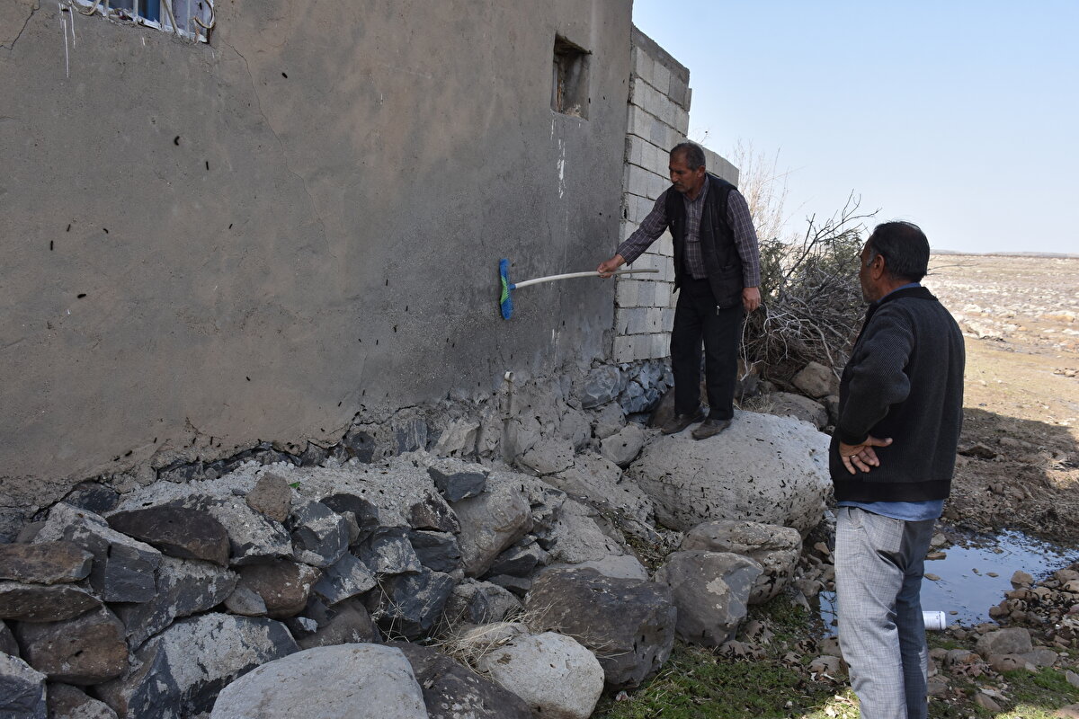 Böyle bir durumla ilk defa karşılaştıklarını anlatan Şığvan, tırtılın bölgesel olarak köyün her tarafında görüldüğünü, yaklaşık 30 kilometrelik alanda ise yoğunluk oluşturduğunu belirtti.<br>