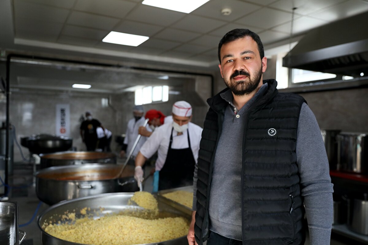Afetin ilk gününden itibaren bir taraftan yakınlarını enkazdan çıkarmaya çalışırken diğer taraftan da Kahramanmaraş'ı düşünerek çalıştıklarını ifade eden Azaplıoğlu, çorba ikramıyla başladıkları faaliyetlerin günlük üç öğün sıcak yemek üretimiyle sürdüğünü kaydetti.<br>