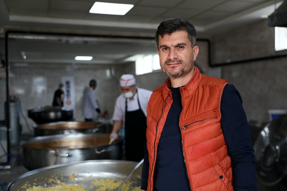 Yemek yapımı ve dağıtımına destek veren İSKUR Şirketler Grubu mutfağının işletmecisi, KYS Catering Kahramanmaraş Yemek Sanayi Yönetim Kurulu Başkanı Metin Azaplıoğlu ise kendi işletmelerinin de depremde hasar gördüğünü söyledi.