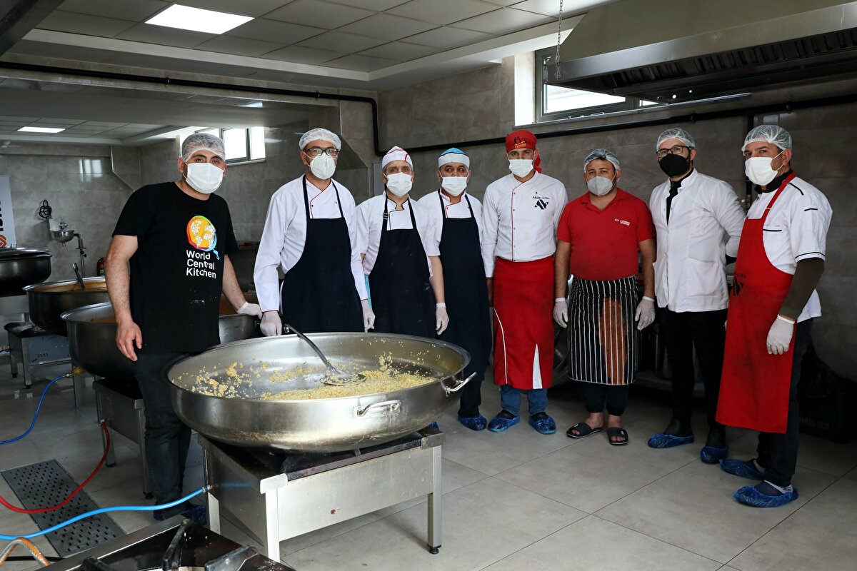 Kurtul, "Fabrikamızdan gelip de kayıtlı olarak bu erzaktan alan 2 bin 300 hane var. Köylere gönderdiğimiz ve sayısını tutamadığımız rakamlar da var. Onlarla birlikte 3 bin haneye ulaştığımızı düşünüyoruz." ifadelerini kullandı.<br>