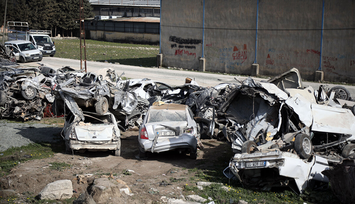 Birçoğu ağır hasarlı araçlar arasında tamir edilebilecek düzeyde olanlar, sahiplerince çekiciyle alınarak bölgeye yakın sanayi tesislerine gönderiliyor.