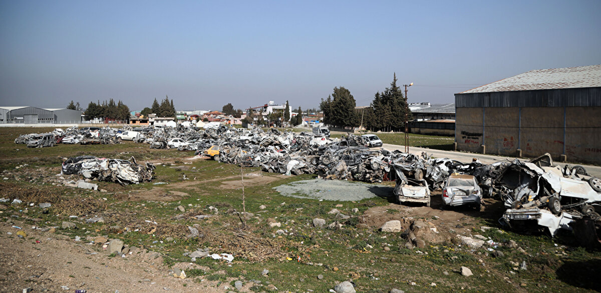 Bölgede oluşturulan 3 alana ise çekicilerle enkazdan çıkarılan araçların taşınma işlemlerine devam ediliyor.