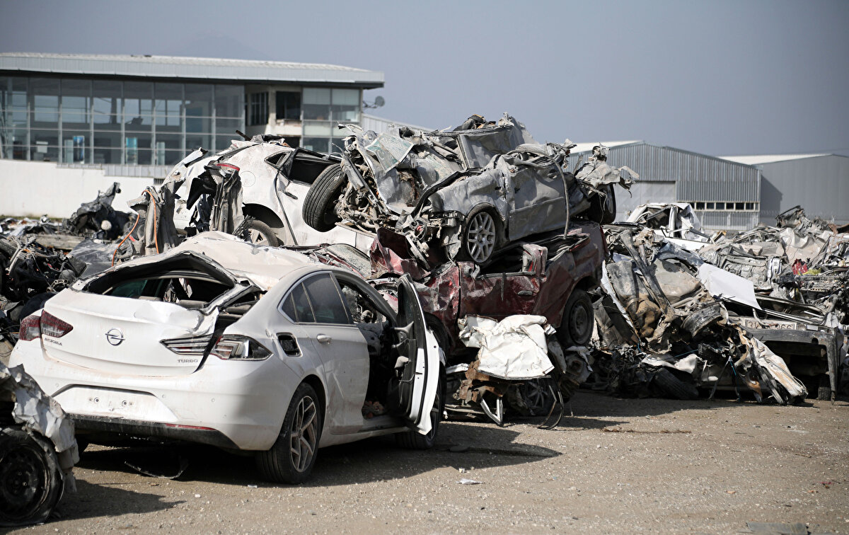 'Araç mezarlığı'na dönüşen alanlarda büyük hasar almış yüzlerce araç bulunuyor. Üzerlerinde enkazdaki beton parçalarından kalıntıların da bulunduğu araçların birçoğunun ağır hasarlı olduğu görüldü.