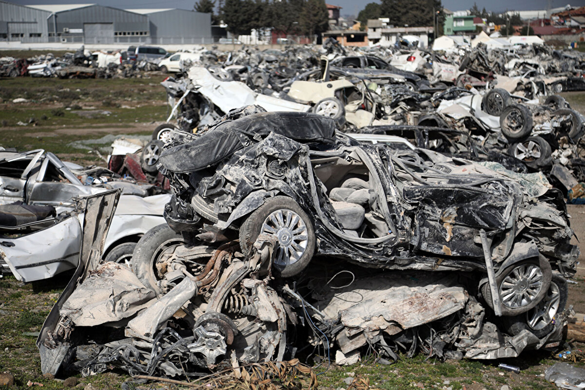 Antakya ve Samandağ'daki enkaz kaldırma çalışmalarında moloz yığınlarının arasından çıkarılan araçlar, çekicilerle bölgede belirlenen 3 hasarlı araç toplama alanına taşınıyor.
