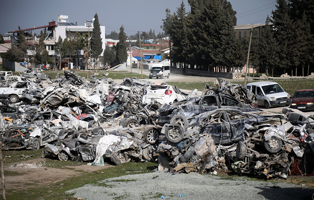 Kahramanmaraş merkezli 6 Şubat'ta meydana gelen 2 büyük deprem, yüzlerce artçı sarsıntı, 21 Şubat'taki Hatay'ın Samandağ ve Defne ilçeleri merkezli depremler ile büyük yıkımın yaşandığı Hatay'da binlerce araç da enkaz altında kaldı.