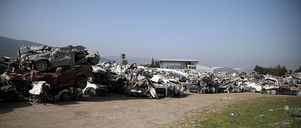 Deprem nedeniyle hasar almış araçların toplandığı alanlar, polis ve askeri personel tarafından korunuyor.