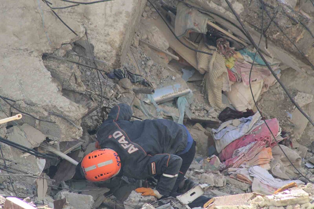 Türkiye'de 11 ilde etkisini gösteren depremlerde Adana'daki Alpargün Apartmanı da 70 kişiye mezar oldu. Binanın müteahhidi Hasan Alpargün Kıbrıs'ta yakalanıp tutuklanırken şahsın ifadesi de ortaya çıktı.