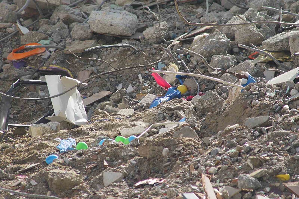 Alpargün'ün, Türkiye'den KKTC'ye 990 bin dolar, 890 bin euro, 500 bin TL transfer etmeye çalıştığı, ayrıca Lefkoşa Demirhan bölgesinden daire satın aldığı belirlenmişti. Alpargün, adliyeye sevk edildiği sırada, "Mukedderat" sözünü yineleyip, "Vicdan azabı çekiyor musunuz" sorusuna ise, "Çok. Diğer binalarımda hasar yok. Adana'daki tüm binalar hasar gördü" cevabını vermişti.<br><br>