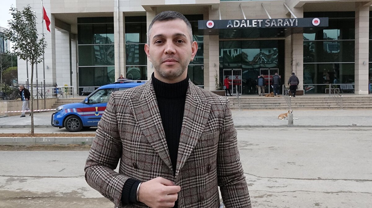 'ARAÇTA BEYİN ARIZASI VARDI'<br>Davanın 4,5 yıl sürdüğünü belirten Sabri Kızıltan, "Bugün artık bedeli milyonlarla ölçülen bu aracın ilk kullanımda çeşitli arızalar verdiğini fark edip, yetkili servise başvurduk. Bayi arızayı kabul etmedi ve biz de hukuki süreci başlattık. Bilirkişi heyeti, aracın üretimden sorunlu olduğunu ve elektronik arıza bulunduğunu tespit etti. Daha sonra mahkeme de hakkımızı teslim ederek, güncel bedeli ile iade kararına hükmetti. Araçta beyin arızası vardı. Şanzıman aksanı bozuldu, çarpışma önleyiciyi devre dışı kaldı. Park konum sensörleri bozuldu ve daha birçok özelliğini etkiledi. Elektronik arıza olunca içinde sensör olan aracın bütün donanımlarını bozmuş oldu. Avrupa ve Amerika'da aynı aracın aynı arızalardan dolayı toplatıldığını da öğrendik" dedi.