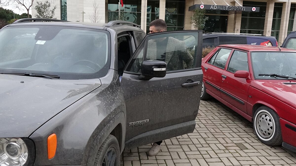 İkaz ışıklarının yanı sıra şanzıman aksanı ile park konum sensörünün bozulup, çarpışma önleyicisinin de devre dışı kaldığını öğrenen Kızıltan, yetkili servisten arızanın giderilmesi ya da değişimi konusunda olumsuz dönüş alınca mahkemeye başvurdu.