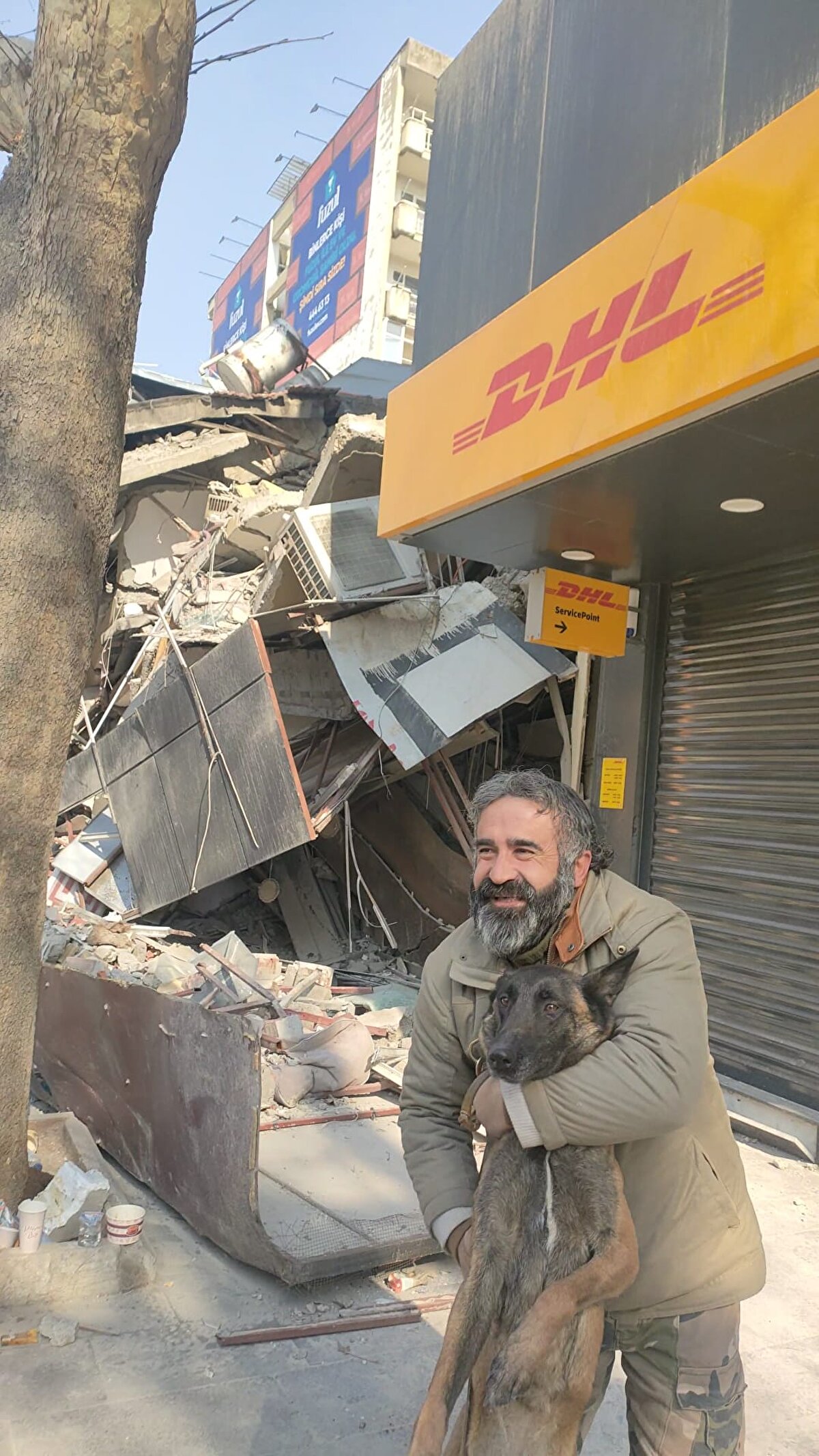 Ankara İtfaiyesinden bir görevlinin kendisi ile iletişime geçtiğini dile getiren Çabuk, şöyle devam etti:<br><br>"Bir kişi 'Sesimi duyuyorsan 3 kez vur.' dedi. Elimde keserim vardı. 3 kez vurdum. Ondan sonra sesini duydum. 'İyi misin?' dediler, 'Evet iyiyim.' dedim. Köpek halen havlıyordu. Sabah 08.00'de küçük bir delik açtılar. Akşam 20.30'da beni kurtardılar. Oradan hastaneye götürdüler. Hastaneden çıktıktan sonra PTT'de kalmaya başladım. Burada bana çok yardımcı oluyorlar.<br><br>Kurtulduktan bir gün sonra beni kurtaran köpek geldi. Köpek beni hemen tanıdı. Köpeğe bir sarıldım, köpek de bana sarıldı. Köpek olmasaydı beni bulmaları imkansızdı. Çıktıktan sonra köpekleri sevmeye başladım. Beni kurtaran köpeğin adı da Çakıl'mış. O Çakıl'la bir sarıldık ama nasıl sarıldık. Çakıl'ı çok seviyorum. Ben köpekten korkardım, asla yaklaşamazdım. Korkumu yendim Allah'a şükür, Artık köpeklerden hiç korkmuyorum."