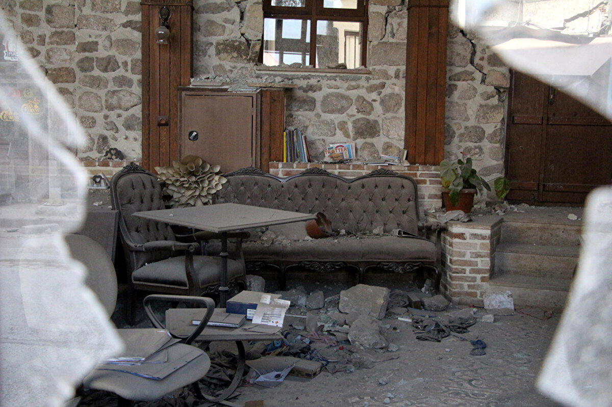 'DEPREMDE YARDIM ÇIĞLIKLARINA KOŞTUK'<br>Depremden sonra hayatının hep mücadeleyle geçtiğini anlatan Sincan, "Ecelimizi bekliyoruz ama bunun için de ağlamıyoruz çünkü çok öksüz, yetim, garip var şu anda. Onlar için ayakta kalmak zorundayız. Depremde yardım çığlıklarına koştuk. Hala da sahadayız. İnsanlara yardımcı olmaya devam ediyoruz. Evleri girilebilecek durumda olan arkadaşlarım yardım istediğinde çevre güvenliği aldıktan sonra evlerine girip değerli eşyalarını, kefen paralarını topluyoruz. Allah bize daha çok mesuliyet verdi bu süreçte" diye konuştu.