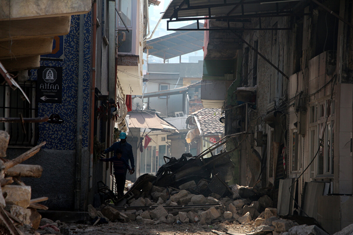 'İŞ YERLERİMİZİ TEKRAR AÇACAĞIZ'<br>Caddeyi kısa sürede eski haline getirmek için elinden geldiğince çalışacağını vurgulayan Sincan "Tahminimce 1 ay sonra iş yerleri ağır hasarlı olmayan esnafımızı buraya getireceğim ve iş yerlerimizi tekrar açacağız inşallah. Burası turistik bir cadde. Dünyanın aydınlatılmış ilk caddesinin konakları burada. Yine turistik olacak. Hatay yine dünya turizminin güneşi olarak doğacak inşallah. Müzik güzeldir, ruhu besler. Zaten benim dükkanımı bilenler bilir, müzik eksik olmaz. Kimi zaman plak, kimi zaman kaset çalarız. Hayatın devam ettiğinin bir göstergesi olsun" ifadelerini kullandı.