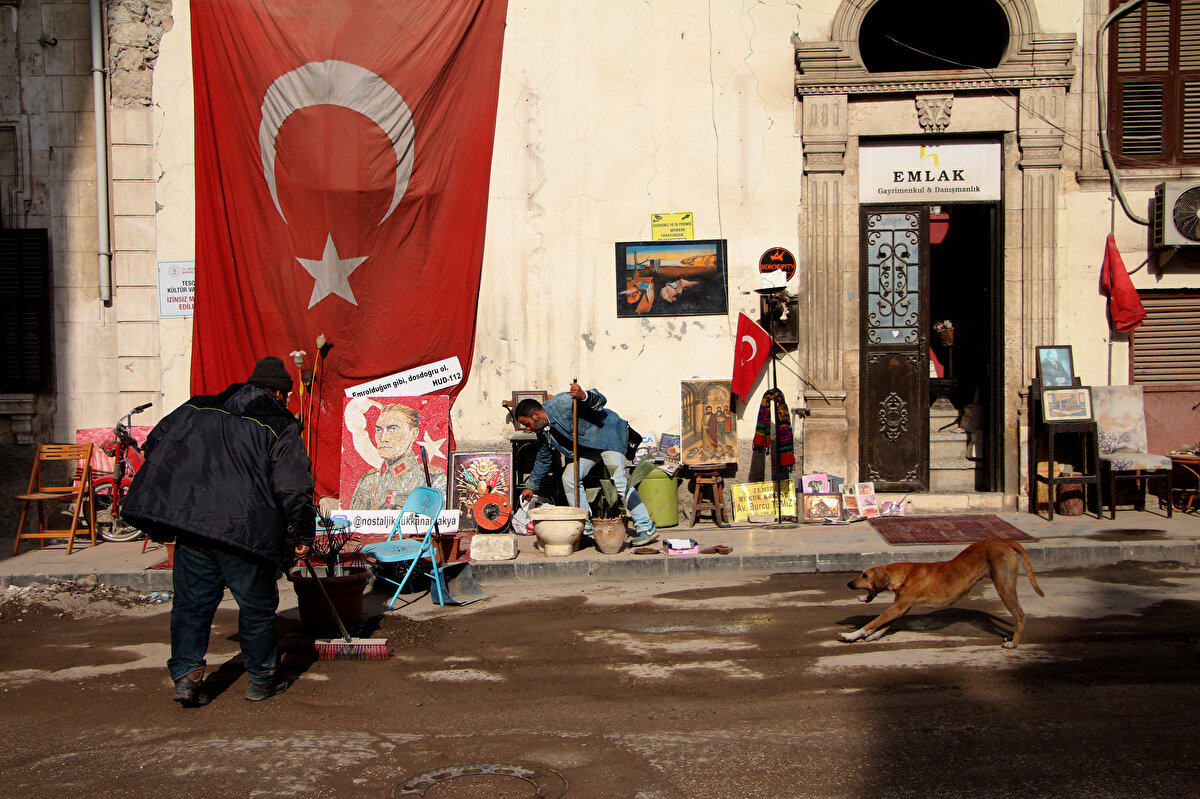 Koruma altında çok sayıda tarihi binanın yer aldığı, eski adıyla Herod Caddesi, depremlerin ardından yıkıntının beraberinde getirdiği toz bulutu arasında sessizliğe büründü. Yerli halkın yanı sıra bölgeye gelen pek çok turistin kente özgü Haytalı tatlısını tadıp, kahvesini içtiği Affan Kahvesi, ziyaret edip fotoğraflar çektirdiği Habibi Neccar Cami, Sarımiye Cami, Katolik kilisesi, Musevi havrası ve tescilli çok sayıda mekan, yeniden restore edilecekleri zamana dek hatıralarda kaldı.
