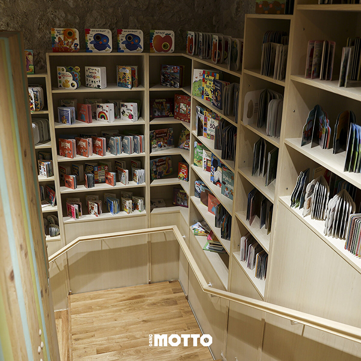 Her yaş grubu için ayrı ayrı kütüphanelere, internet erişimine, kafelere ve galerilere sahip.