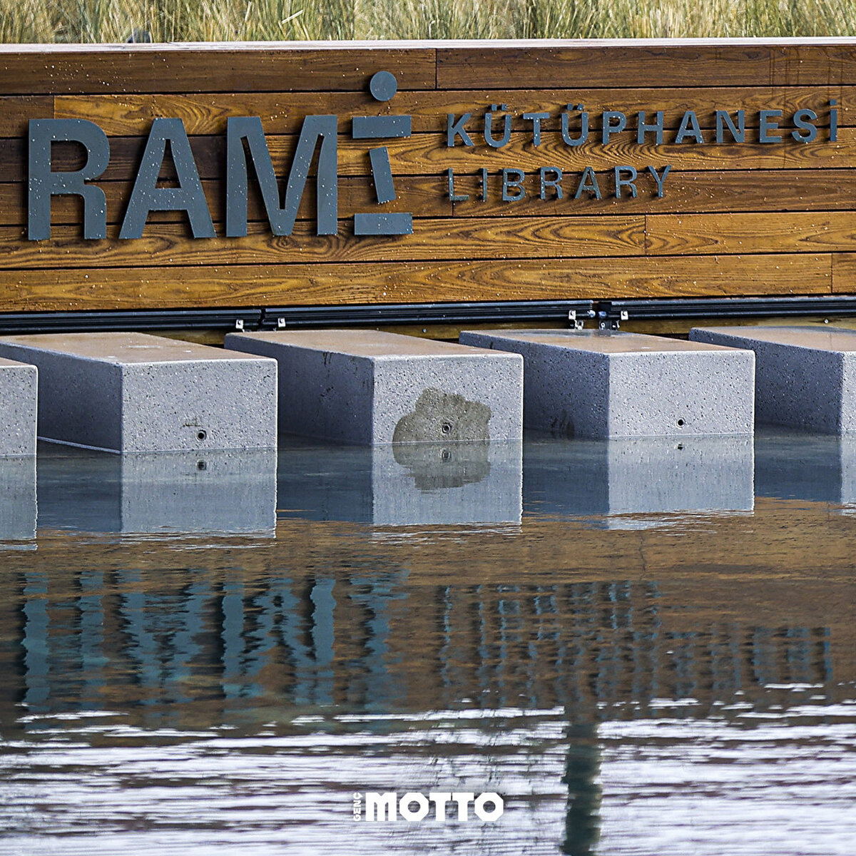 Konferanslar ve <br>etkinlikler için oldukça büyük bir alana sahip olması büyük bir avantaj sağlıyor.