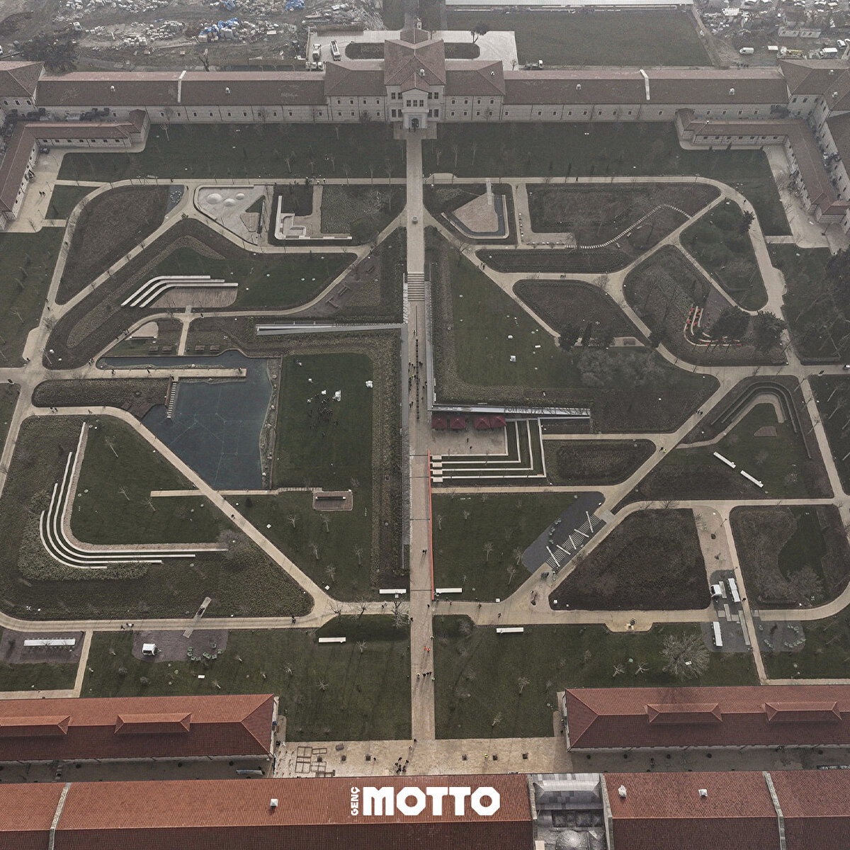 220 bin metrekare alan içinde, 36 bin metrekarelik kapalı alana ve 4 bin 200 kişilik oturma kapasitesine sahip.