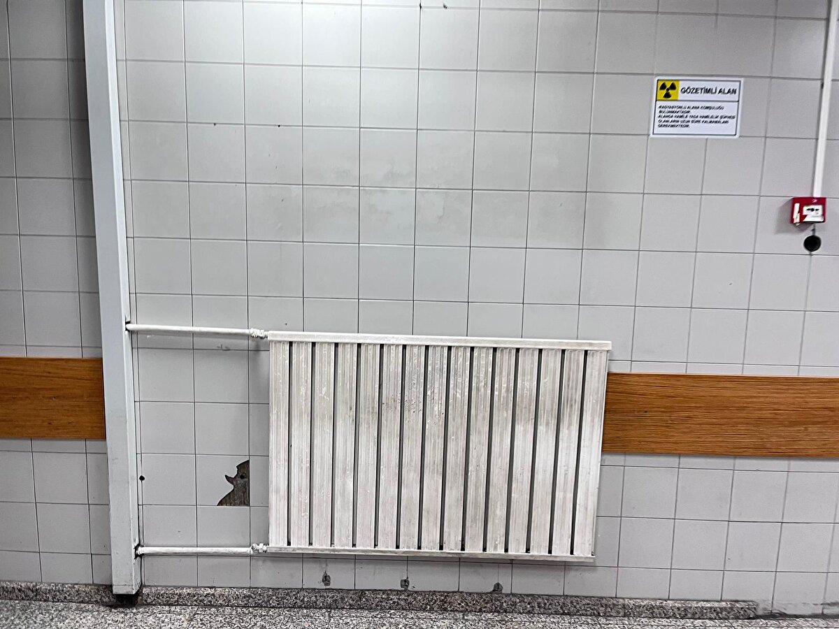 İnceleme sonucu bazılarının duvarlarında çatlaklar ve yıpranmalar tespit edilen 6 bloktan oluşan hastane için yıkım kararı verildi. Zaman içinde yeni birimlerle yatak sayısı artırılan, uzun yıllar sağlık hizmeti sunan ve eski adı SSK Dışkapı Hastanesi olan hastanenin tahliye edilmesi istendi.<br>