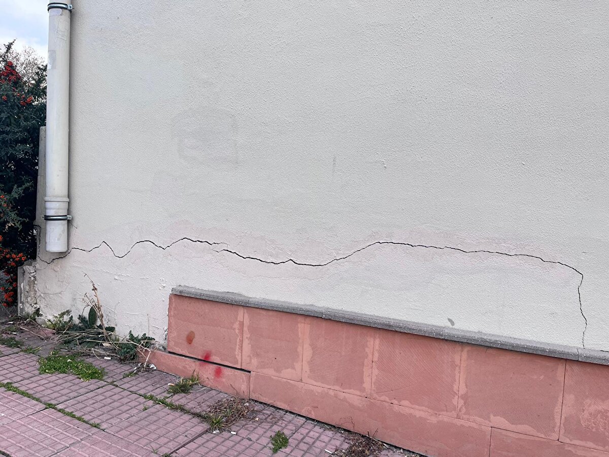 Sağlık Bakanlığı Sağlık Yatırımları Genel Müdürlüğü'nün talimatıyla Kahramanmaraş merkezli 7.7 ve 7.6 büyüklüğündeki 11 ili etkileyen depremlerin ardından Ankara'da Sağlık Yapıları Yıkım Değerlendirme Komisyonu oluşturuldu.<br><br>Başkentteki tüm sağlık kuruluşlarının binalarını mercek altına alan komisyon, ilk olarak 1957'de 300 yataklı olarak temeli atılan ve 25 Haziran 1964'te dönemin Çalışma Bakanı Bülent Ecevit tarafından hizmete açılan Dışkapı Yıldırım Beyazıt Eğitim ve Araştırma Hastanesi'ni inceledi.