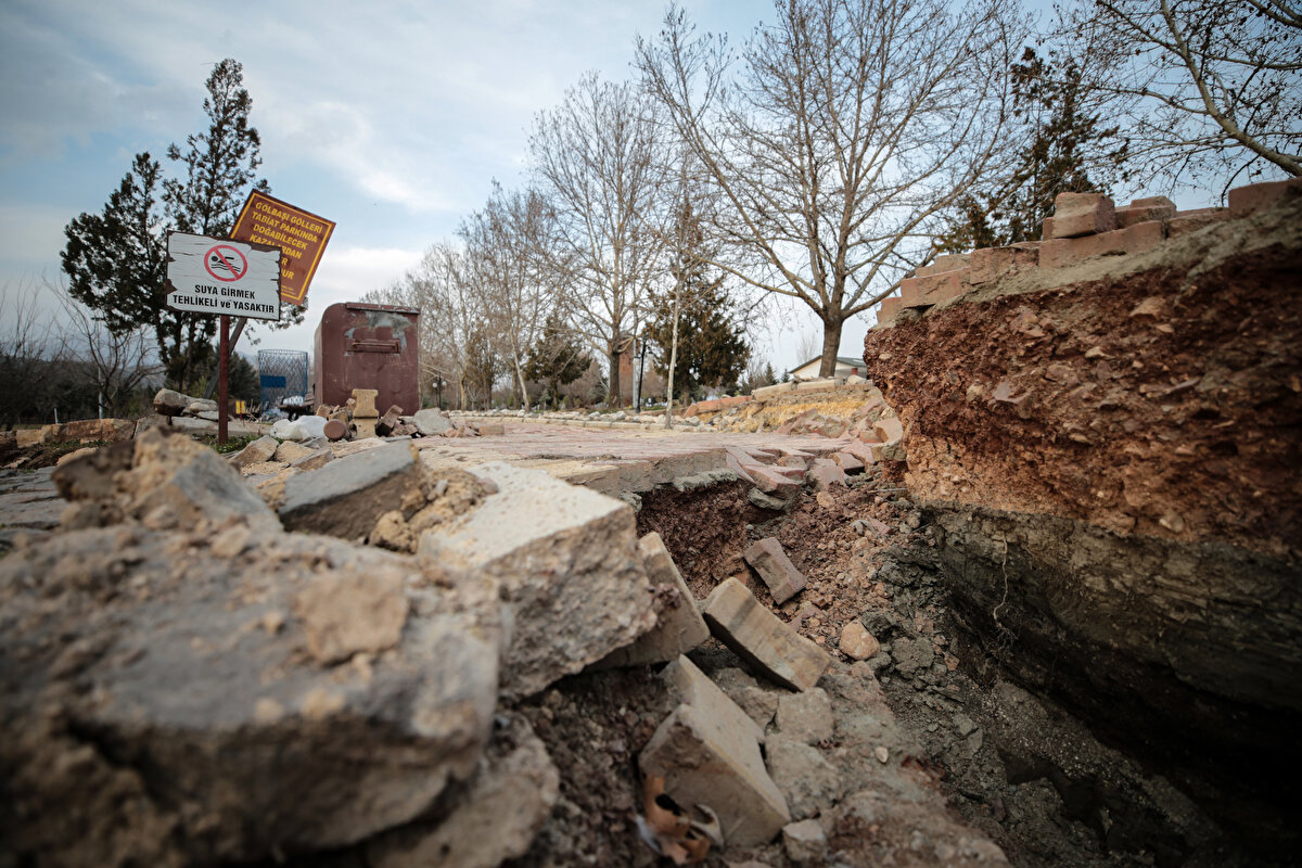 Parktaki spor aletlerinden bazılarının yarığa düştüğü görüldü.<br>