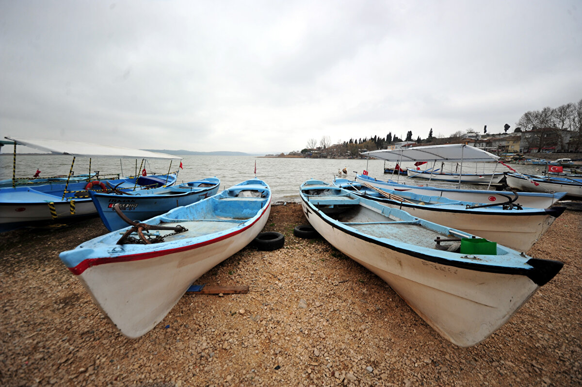 Son yıllarda özellikle Marmara Bölgesi`nde etkili olan kuraklık nedeniyle, Uluabat Gölü`nde de su çekilmesi yaşanıyor.<br>