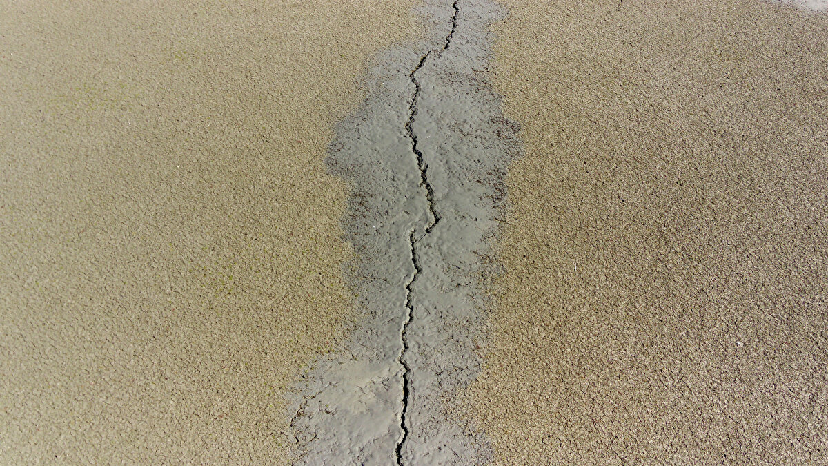 Hatay'daki 6,4'lük deprem ise yüzey kırığı oluşturmamış bir sarsıntıydı. Prof. Dr. Kaypak, MTA araştırmalarında kırığın tespit edilmediğini de belirtiyor.<br><br>Kaypak, yeni bir fay hattının olması için daha önce o bölgede hiç depremin olmaması gerektiğini de ekliyor. Daha önce tespit edilmemiş olsa da durumu mevcut kırığın harekete geçmesi olarak açıklıyor.