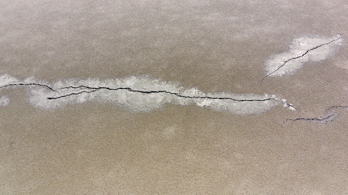 "Malatya’ya doğru giden bir artçı dağılımı var. Battalgazi üzerinden geçiyor. Fakat MTA fay haritasında burada böyle bir fay saptanmamış, yok. Fakat, 5,6’lık deprem ikinci büyük depremin artçı fayının hemen sol tarafında Kuzey batı gidişinde olmuyor da yeni hatta oluyor.<br><br>