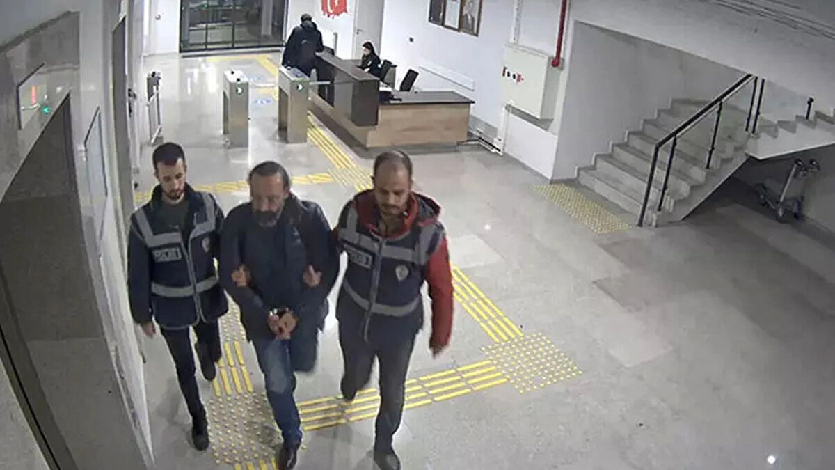 Hakkında yakalama kararı çıkarılmadan kısa bir süre önce kaçtığı Tacikistan'dan getirilerek İstanbul'da tutuklanan şüpheli Dalkılıç'ın, suçlamaları kabul etmediği öğrenildi.<br>