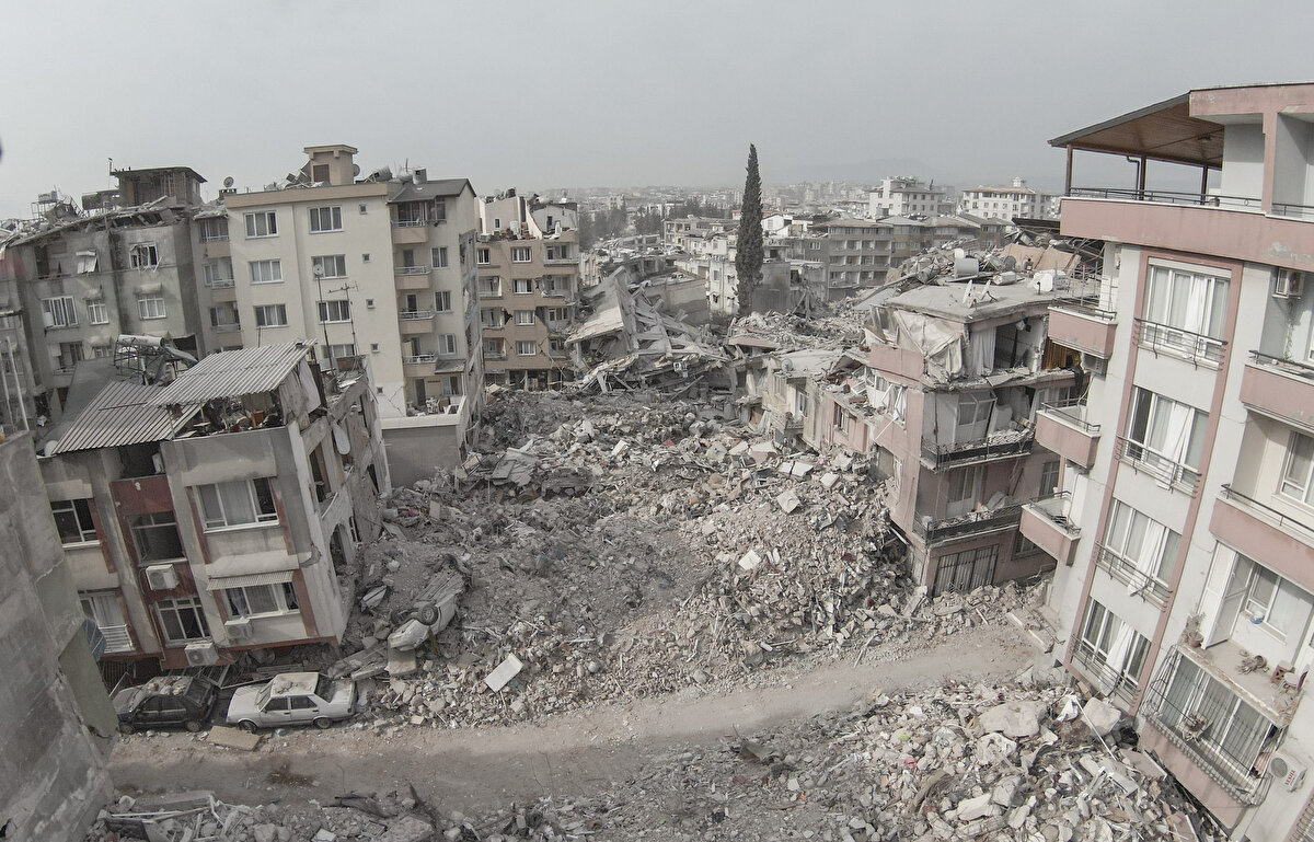 AA muhabirinin aldığı bilgiye göre İskenderun Cumhuriyet Başsavcılığınca görevlendirilen savcılar tarafından sorgulanan Dalkılıç, Kasaplar Apartmanı'nın fenni mesul ve statik proje müellifi (sahibi) olduğunu kabul etti.<br><br>Şüpheli Dalkılıç, Nihat Bölür ve Kazım Bölür kardeşlerce 1995'te inşa edilen binanın dönemin şartlarına uygun olarak yapıldığını savundu.