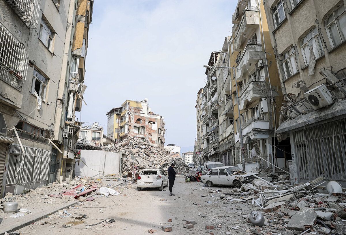 Depremde yıkılan apartmanda 40 kişinin hayatını kaybettiğini gözaltındayken öğrendiğini belirten Dalkılıç, hakkında yürütülen soruşturmadan haberinin olmadığını, yeni projelerde görev almak için Tacikistan'a gittiğini öne sürdü.<br>