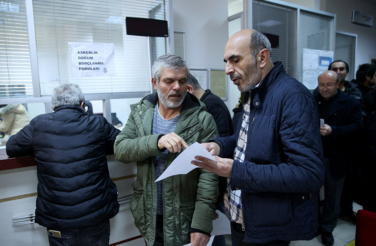 EYT düzenlemesinden yararlanarak emekli olacak kişilerin işten ayrılma süreci, mevcut uygulamadaki gibi devam edecek.<br><br>Son olarak SSK kapsamında çalışan sigortalıların, emekli maaşı bağlanmadan önce çalıştığı işten ayrılması gerekiyor.<br><br>Bağ-Kur kapsamında çalışılanlar, aylığı kesilmeden ve herhangi bir prim ödemesi yapmadan faaliyetini devam ettirebilir.<br><br>Halen görevde olan memurların görevlerinden ilişiklerinin kesilmesi gerekiyor.