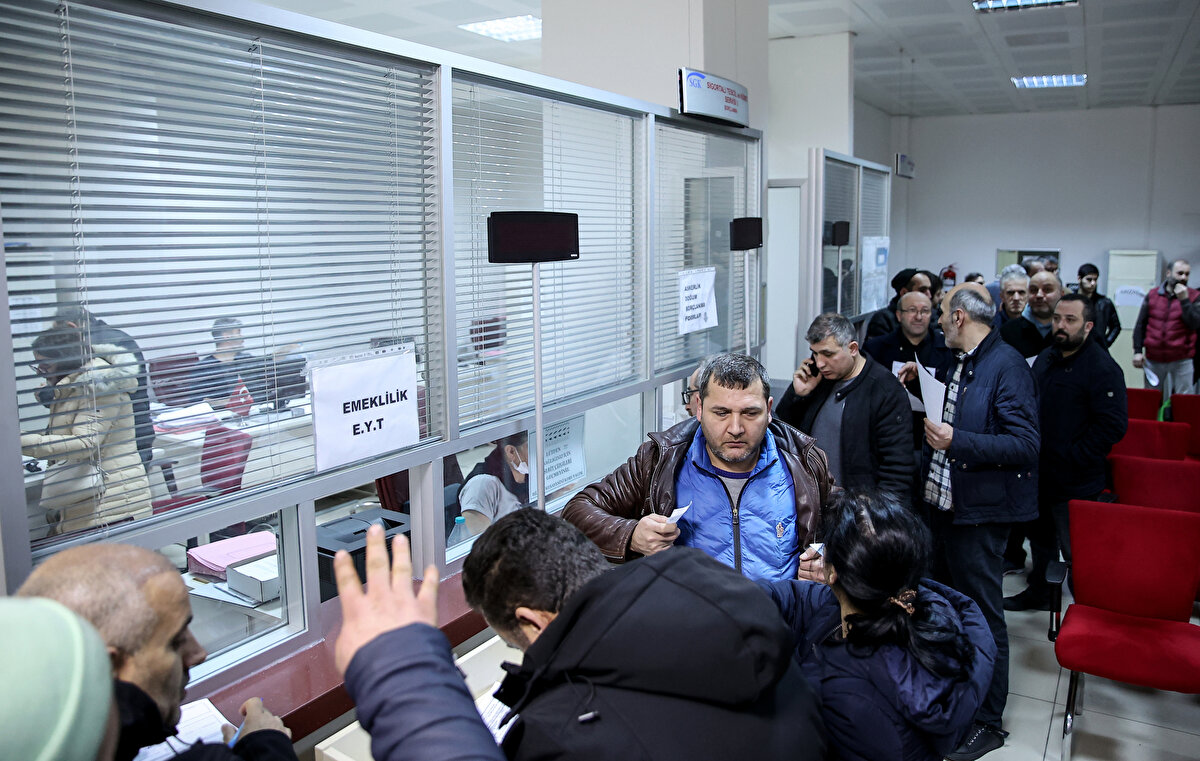 e-Devlet'te başvurular için düzenleme yapıldı. Emekli olmak isteyenler arama çubuğuna EYT yazıldığında doğrudan başvuru ekranına yönlendirilecek .<br><br>Başvurular için işten ayrılma belgesi sunma şartı da aranmayacak .