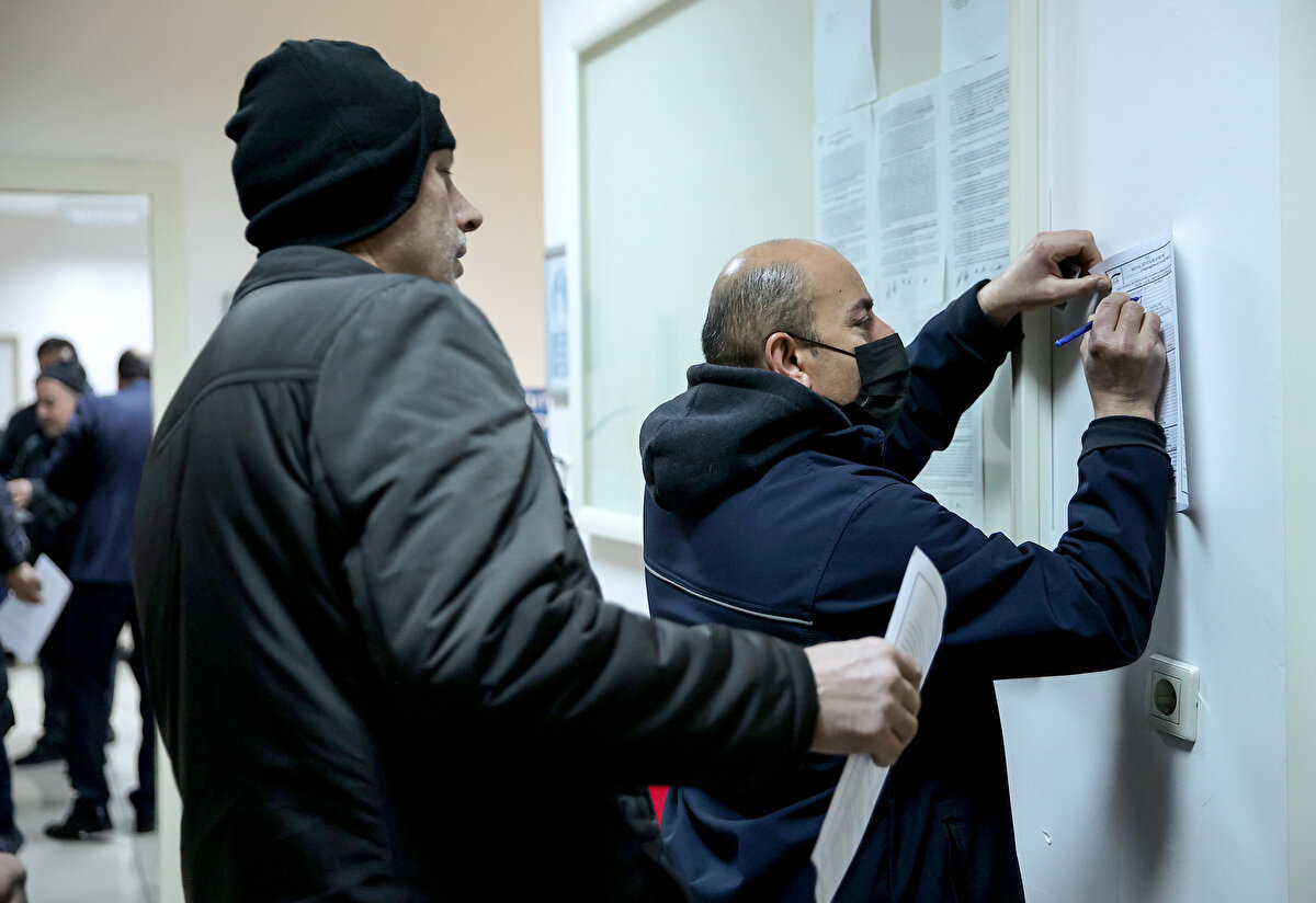 EYT düzenlemesinden faydalanarak emeklilik hakkını kullanmak isteyen vatandaşlar, Ataşehir, Şişli, Esenyurt ve Fatih Unkapanı SGK binaları önünde uzun kuyruk oluşturdu.<br><br>