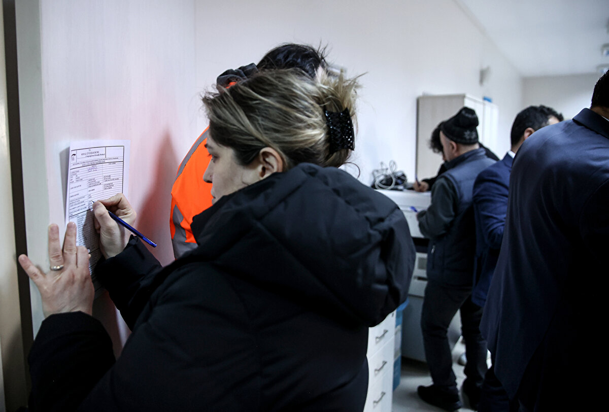 EYT düzenlemesi ile ilk etapta 2 milyon 285 bin kişi hemen emekli olabilecek. Bunların 1,7 milyonu işçi, 89 bini esnaf ve 496 bini memur.<br><br>Prim günü ve sigortalılık süresi şartını tamamlayarak emekli olabileceklerin sayısı ise toplam 4,8 milyon kişi.