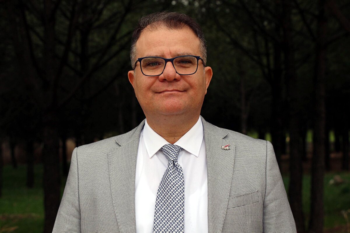 Türkiye'nin kurak süreçten geçtiğine dikkat çeken İKÇÜ Orman Fakültesi Dekanı Prof. Dr. Derya Eşen, "Önümüzdeki dönem pek iç açıcı değil. 3-5 yıl içinde spor müsabakaları haricinde yüzme havuzlarının, süs havuzlarının yasaklanabileceğini öngörüyorum ya da insanlara, hanelere bir su kotasının koyulma zorunluluğu doğabileceğini düşünüyorum. Önlemler almazsak ileride büyük bir su sıkıntısı yaşayacağız. Bu yıl sonbahar ve kışın başlangıcına kadar düşen yağmur oranlarına baktığımız zaman son 63 yılın en kurak dönemini yaşandığını görüyoruz" dedi.<br><br>