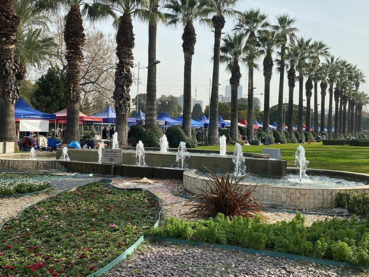 Kentsel dönüşüm projeleri kapsamında yeni binalar, yapılarda alınabilecek önlemlere değinen Prof. Dr. Eşen, "Bu binalarda çatıya düşen ve oluklar vasıtasıyla yere inip kaybolan suyu yer altı ve yer üstü sarnıçlarında toplamakla ilgili birtakım mevzuatların yapılması gerekiyor. Birey olarak bizler de su kullanımı konusunda dikkatli davranıp, nasıl daha az su kullanılabileceğimiz konusunda bir arayışa girmeliyiz. Bilinçlendirme kampanyası devlet, belediyeler ve muhtarlıklar düzeyinde yapılması gerekiyor. Ormanlar, küresel iklim değişikliklerine karşı büyük bir tampon görevi görüyor. Selleri önlüyor, suları topluyor, toprakta emilmesini daha fazla artırıyor. Dolayısıyla ağaçlandırma ve ormanları koruma açısından çabalarımızı daha üst düzeye çıkarmamız gerekiyor" dedi. <br><br>