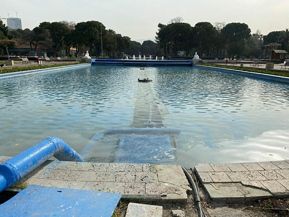 Prof. Dr. Derya Eşen, sık ve uzun süren kuraklık, yağışlardaki düzensizlik ve orman yangınlarındaki artışın, küresel iklim değişikliği sonucu olduğunu söyledi. Kuraklık konusuna değinen Prof. Dr. Eşen, dünyadaki mevcut suyun ancak yüzde 1,5'inin tatlı su olarak kullanılabildiğini belirterek, "Bu çok düşük bir oran. Kuraklıkla birlikte az olan su miktarında daha fazla düşüş meydana gelecek. Yapılan son istatistiklere göre, dünya yüz ölçümünün yaklaşık yüzde 41'inin kurak ve yarı kurak alanlardan oluştuğunu görüyoruz. Dünya nüfusunun yaklaşık yüzde 40'ı, neredeyse 3 milyar kişi de kuraklıktan etkileniyor. Bu yüzyılın sonuna doğru kurak alanlarda yüzde 25'e varan artış olacağı, etkilenen nüfusunun yüzde 50 artacağın öngörüyoruz" diye konuştu. <br><br>Suyun doğru kullanımı konusunda kolektif çaba gösterilmesi gerektiğini vurgulayan Prof. Dr. Eşen, "Burada devlet, sivil toplum örgütleri, halk ve tüm kesimler kolektif arayışa girerek, suyu en idareli ve en verimli bir şekilde kullanmak durumundayız. Bununla ilgili mevzuatın hazırlandığını biliyorum ama yurt dışına baktığımız zaman devlet su hasadı ya da yağmur hasadı yöntemi dediğimiz yöntemlerin kullanılmasını mevzuata sokmaya başladı. Büyük binalarda, fabrikalarda, organize sanayi sitelerinde, çatıya düşen yağmur suyunu toplayarak yer altı ve yer üstü yapılan sarnıçlarda biriktirmek ve kullanım suyu olarak bu suların kullanılması mevzuata girmiş durumda. Küçük, yeni yapılan binalarda da yağmur hasadı yönteminin kullanılması şart görünüyor. Bizim de bu arayışa girmemiz gerekiyor" diye konuştu.