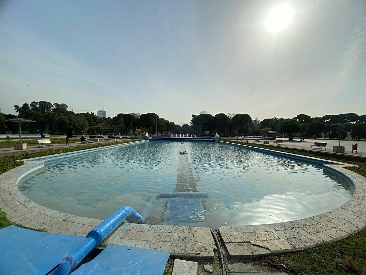 Türkiye'de kuraklığın şiddetli bir şekilde yaşanmaya başladığına dikkat çeken Prof. Dr. Eşen, "Türkiye'de kuraklığın oldukça şiddetli bir şekilde yaşanmaya başladığını görmekteyiz. 1990-2020 yılları arasında Ekim, Kasım, Aralık, Ocak dönemlerinde düşen yağmurun miktarıyla en son bu dönem düşen yağışın miktarı karşılaştırıldığı zaman yüzde 41'lik bir azalma meydana geldiğini görüyoruz. Bu oran bölgelere göre değişiklik gösteriyor. En fazla Marmara Bölgesi ve İç Anadolu Bölgesi'nde düşüşler olduğunu görmekteyiz. Örneğin, İç Anadolu Bölgesi ve Marmara Bölgesi'nde yüzde 55-60'a varan oranlarda bir yağış azalması söz konusu" dedi.<br><br>