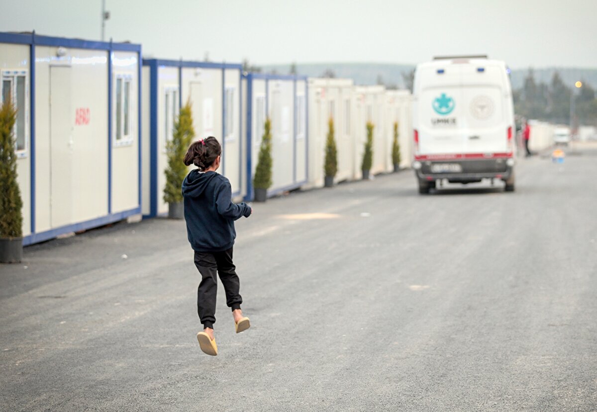 Açıklamada, "Depremden etkilenen illerimizde 189 konteyner kent oluşturuluyor. Planlanan 95 bin 190 konteynerin alt yapı ve kurulum çalışması devam ediyor. Kurulan konteynerlerde 45 bin 996 vatandaşımıza barınma hizmeti sunulyor" bilgisi paylaşıldı.<br><br>