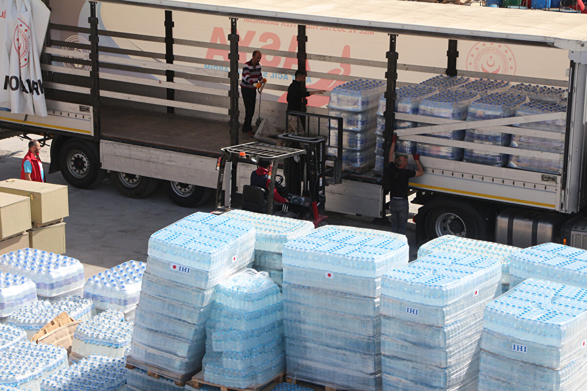 Kesinti olmayan bölgelerde ise sağlık açısından su tüketilmemesi önerildi. Depremzedelere ayni yardım faaliyetlerini organize eden başta Aile ve Sosyal Hizmetler Bakanlığı'na bağlı ASYA olmak üzere çok sayıda kamu kurumu ve sivil toplum kuruluşu da depremin ilk gününden bu yana afetzedelere su yardımı yaptı.
