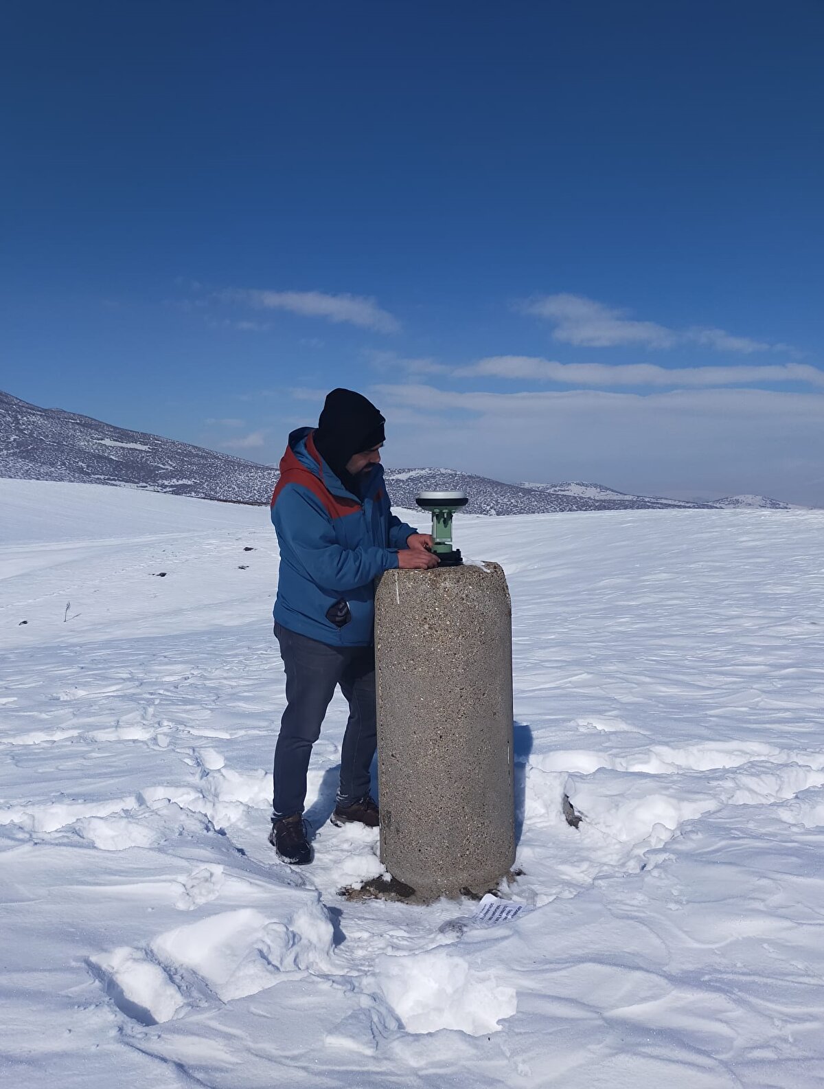 Bilimin ışığında elde edilen verilerle "Ne zaman deprem olacak?" yerine Türkiye'nin yapı stoku üzerine yönelmek gerektiğine dikkati çeken Tiryakioğlu, "Rapor çerçevesinde Doğu Anadolu Fay Hattı'ndan elde ettiğimiz sismolojik, jeolojik ve jeodezik verilerle 'yarı elastik uzay modelleme yöntemleri' kullanarak fayın kırılma mekanizmasını modelleyeceğiz. Bu biraz zaman alacak. Çünkü, bölgede depremler devam ediyor." ifadesini kullandı.