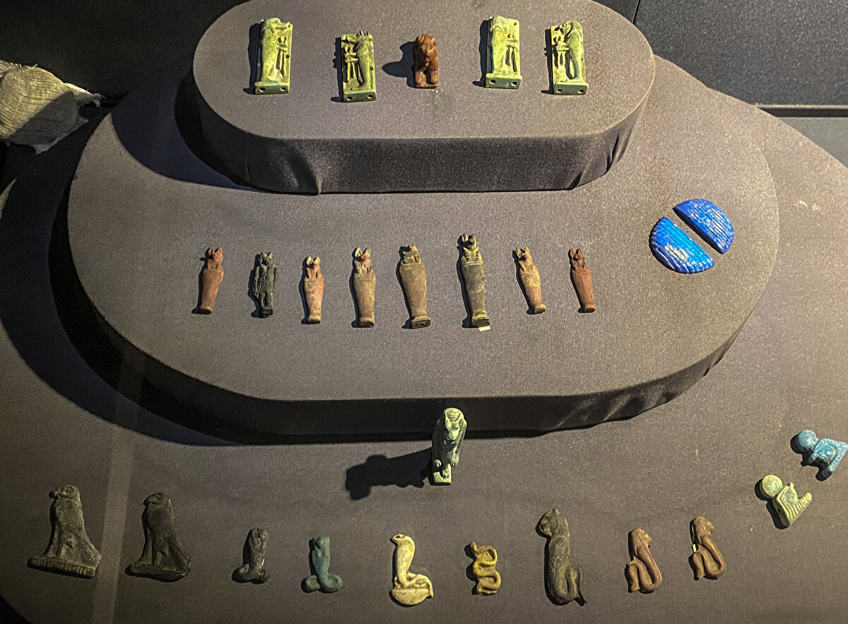 Ulusal İskenderiye Müzesi’nin bir bölümünde sadece İskenderiye açıklarında yüzyıllardır suların altında gömülü olan antik batık şehirden çıkartılan bazı tarihî eserler de ziyaretçilerin beğenisine sunuluyor.