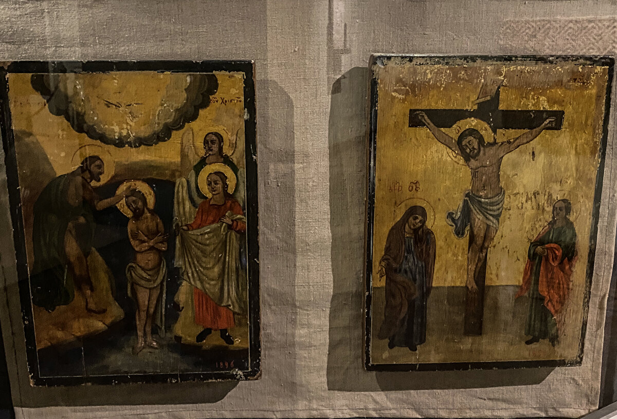 Müzede, antik Mısır’ın Firavun Hanedanlıklarına mensup kralların heykelleri, antik Makedonya krallarından Büyük İskender’in heykelinin kafa kısmı, bazı Roma İmparatorlarının heykellerinin yanı sıra Mısır'ın kültürünü ve sanatını yansıtan onlarca eser de sergileniyor.