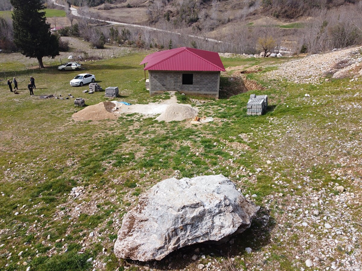 Merkez üssü Kahramanmaraş'ın Pazarcık ilçesi olan 7,7 büyüklüğündeki ilk deprem, Sumbas'a 30 kilometre uzaklıktaki Esenli köyünde de etkili oldu. Deprem nedeniyle Toros Dağları'ndan kopan kaya, yamaçtaki ağaçları devirerek yerleşim alanına doğru yuvarlandı.<br><br>
