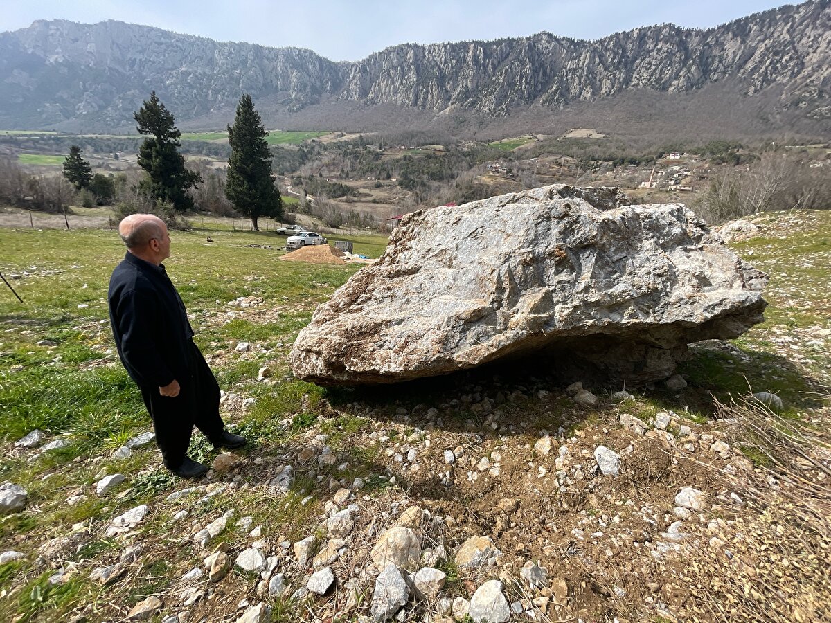 Kimsenin yaşamadığı bir köy evine 20 metre kala duran kayayı depremin sabahında görenler, büyük şaşkınlık yaşadı.<br><br>