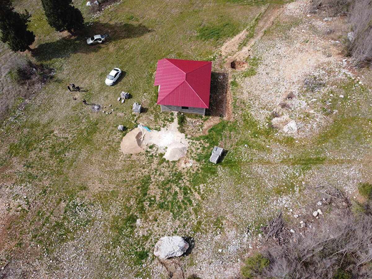 Köylülerden Hamza Saraç, yamaçtaki ağaçların, kayanın hızını kesmesiyle eve gelmeden durduğunu tahmin ettiklerini söyledi.<br><br>