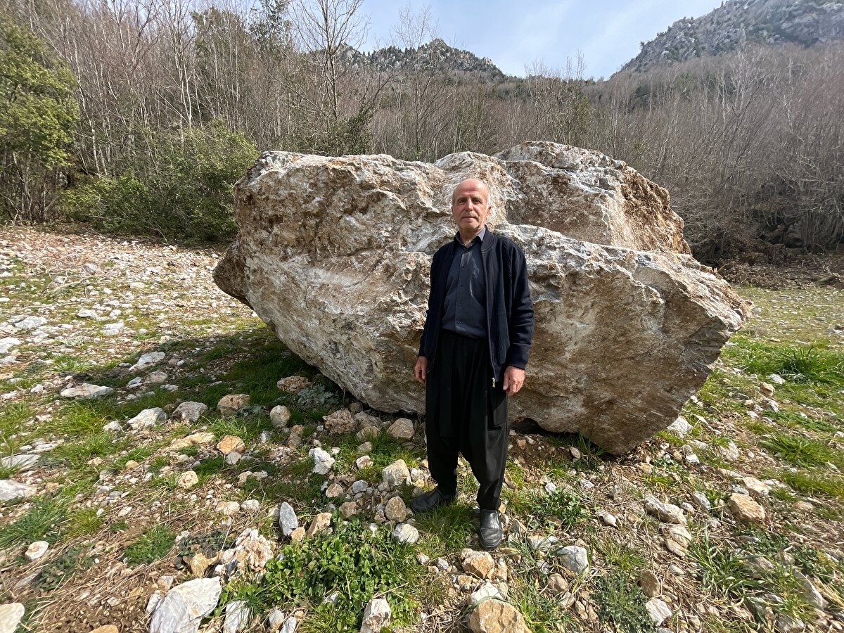 Saraç, "Deprem çok kötü sarstı burayı. Çok büyük bir depremdi. Yamaçlardaki kayalar hep inmiş aşağıya. Köyümüzde bir sıkıntı olmadı ama ağaçlar engellemese kötü sonuçlar ortaya çıkabilirdi." diye konuştu.<br><br>