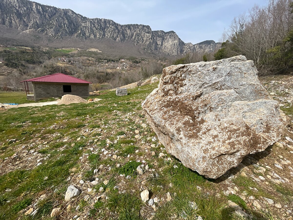 "Köyün karşı yamacında da küçük kayalar yuvarlanmış ve ağaçlara takılmışlar. Eğer bu kaya durmasaydı önündeki evi yıkardı." diyen Saraç, 60 yıldır bu köyde yaşadığını ve bugüne kadar böyle bir olaya tanıklık etmediğini anlattı.<br><br>